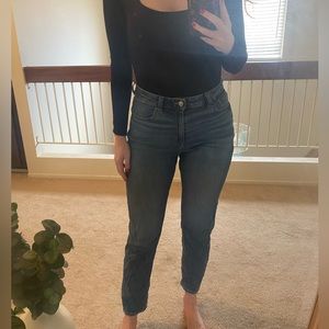 American Eagle mom jean straight leg. Size 6 regular length stretch. Medium wash